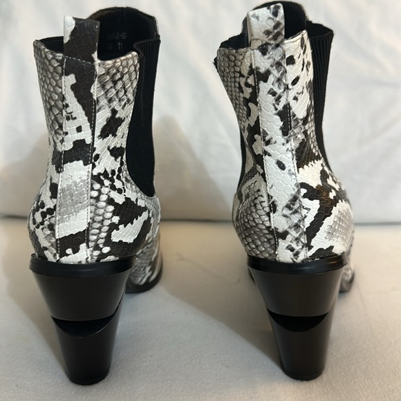 Women’s Snake Skin Booties Size 11 - Picture 2 of 6